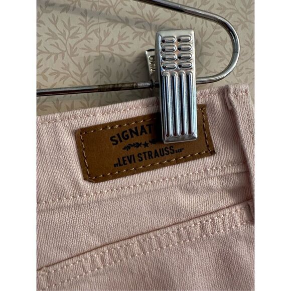 Signature Levi’s high-rise shorts - Picture 5 of 7